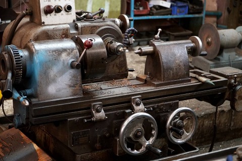 เครื่องล้อร่องลิ่ม